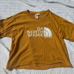 Da North Shore Cropped Tee – S